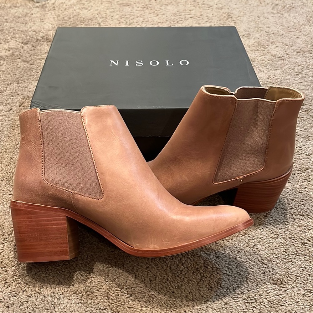 Nisolo heeled Chelsea boot in almond